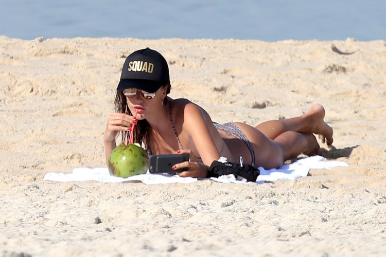 Алессандра Амбросио курит