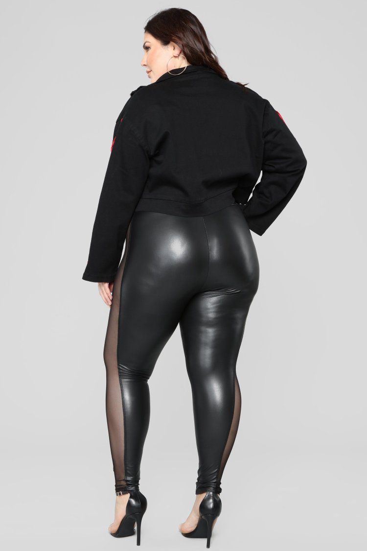 Кожаные штаны пышная дама