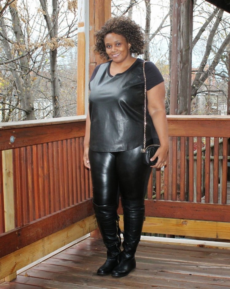 Пожилые женщины в кожаных леггинсах