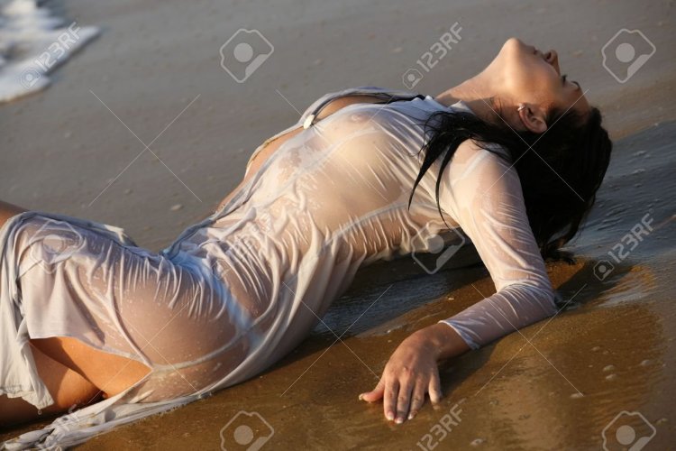 Девушка в мокрой рубашке