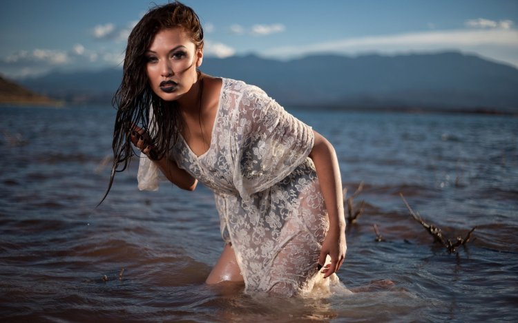 Анна Снаткина в мокрой одежде