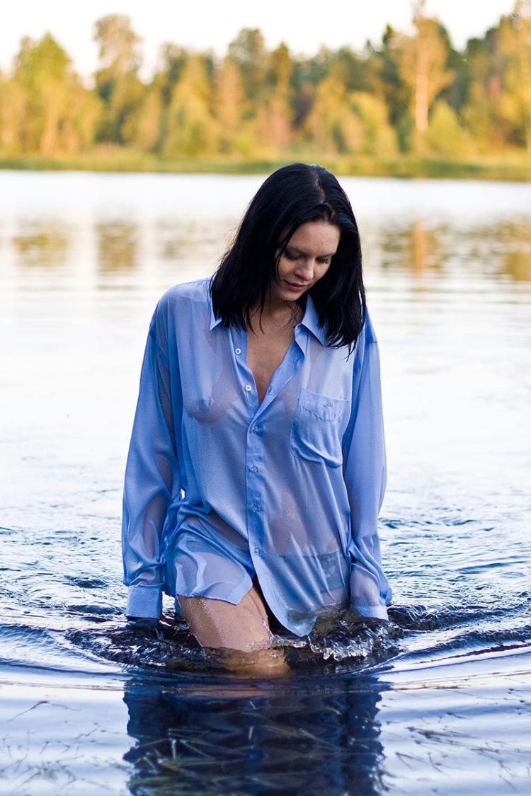 Девушки в мокрой одежде