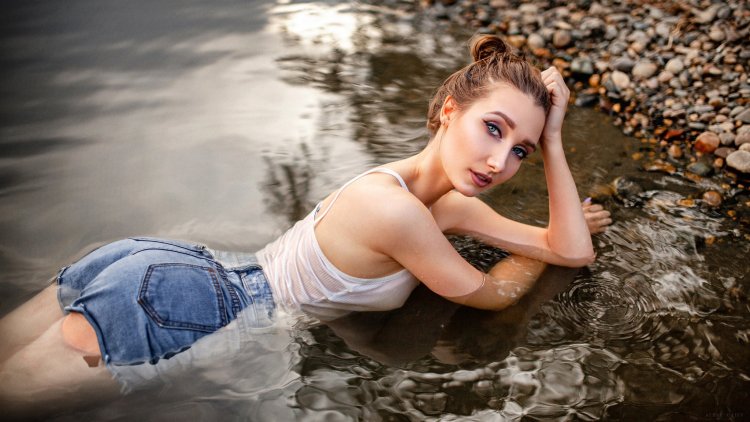 Девушка в мокрой одкджк