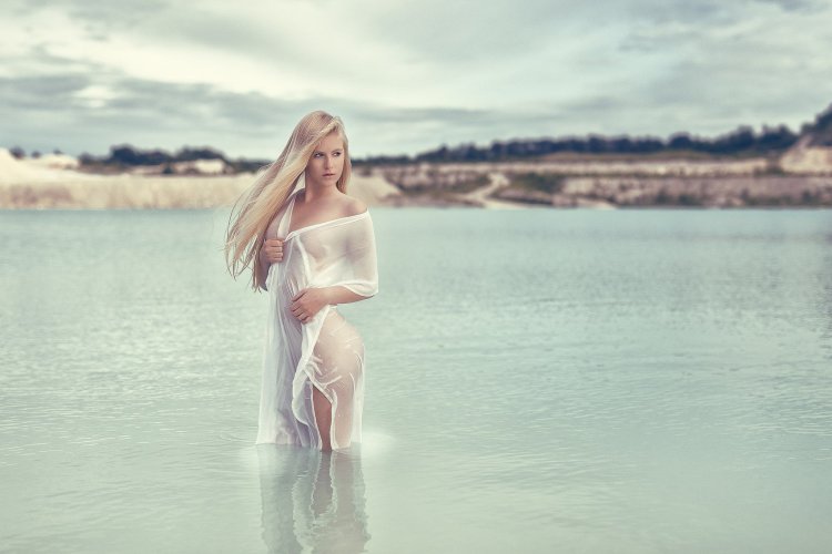Девушка в мокром платье
