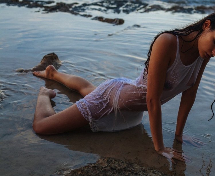 Мокрые майки на девушках