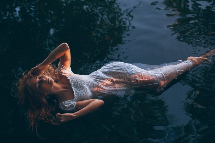 Девушка в воде
