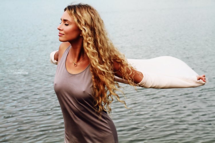 Девушки в мокрых футболках