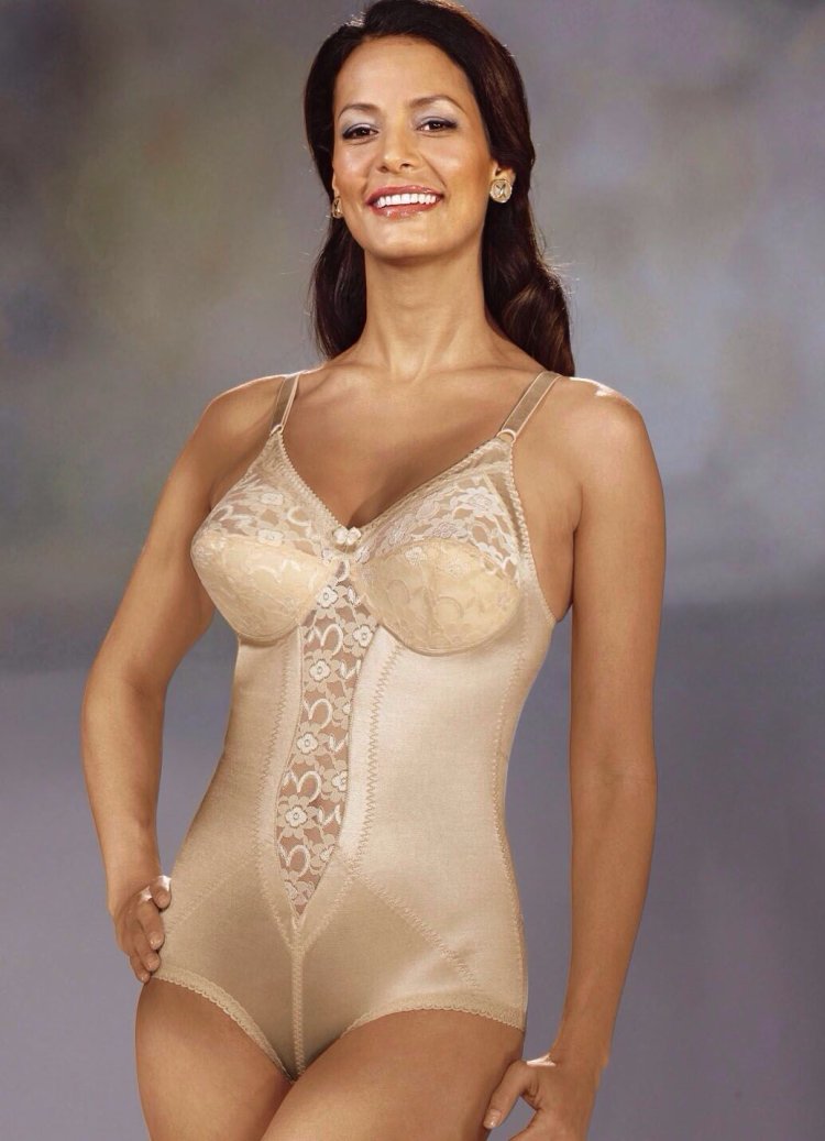 Взрослые женщины в боди белье