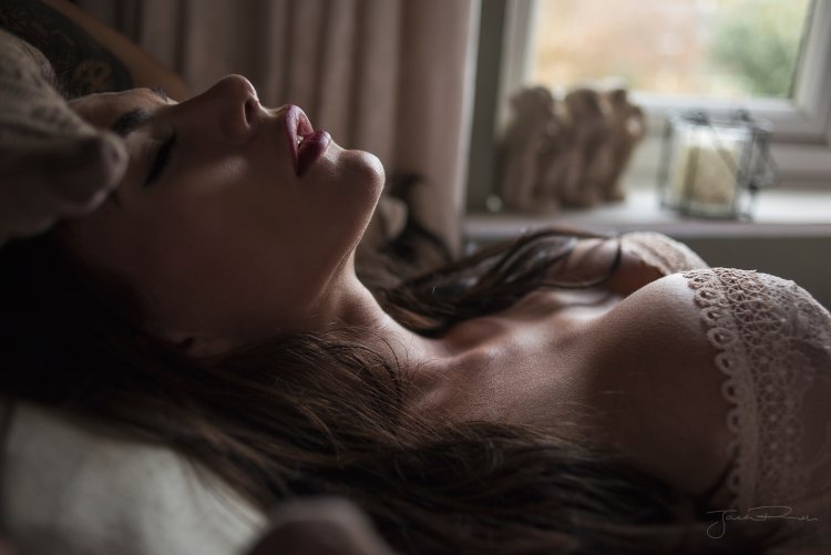 Возбуждённая девушка