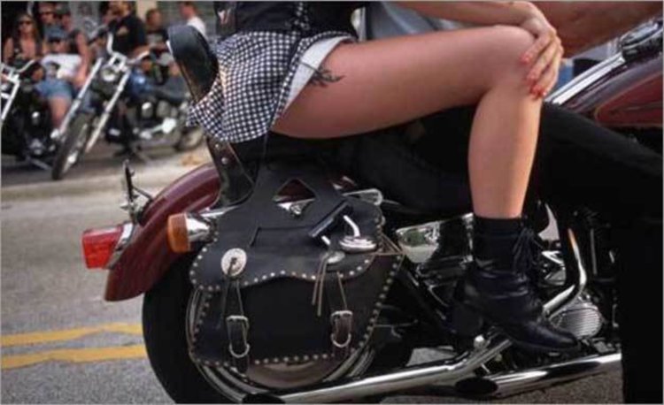 В юбке на мотоцикле