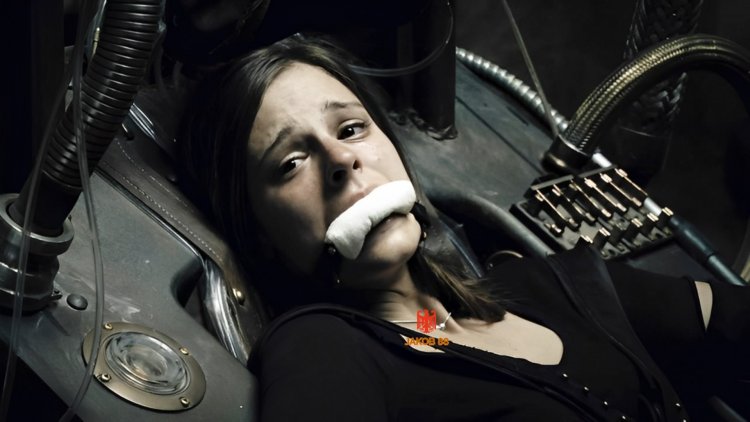 Связанная девушка с кляпом во рту