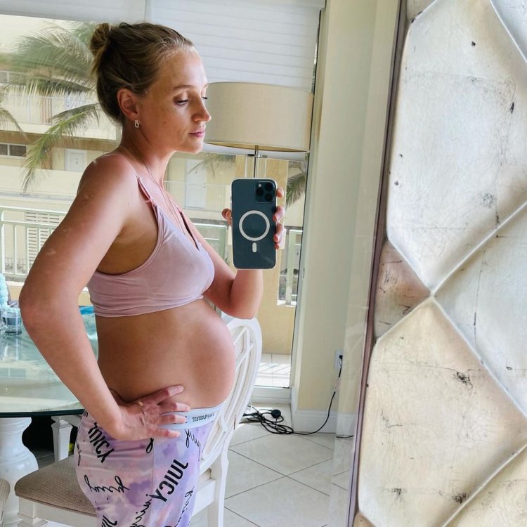 Беременная показала животик