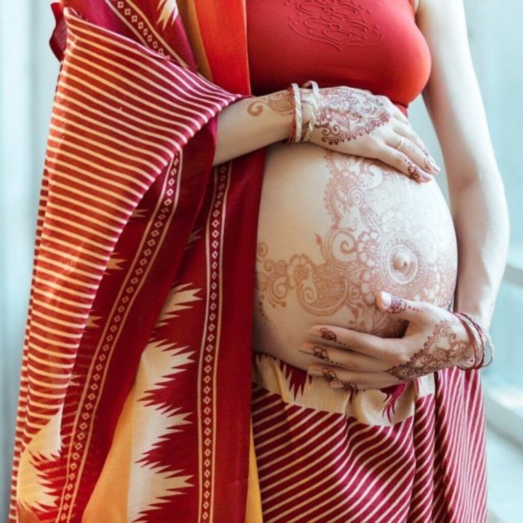 Беременная женщина в Индии
