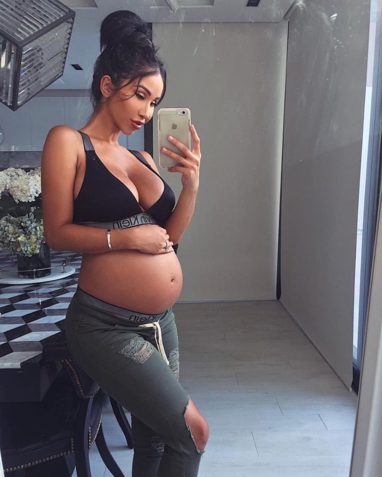 Красивые девушки с большим животом