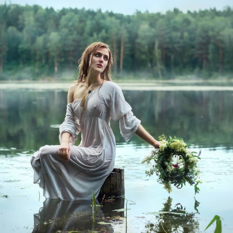 Девушка у реки