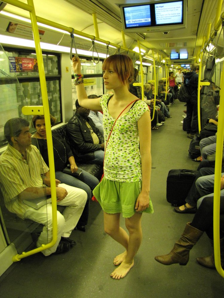 Босые ноги в метро