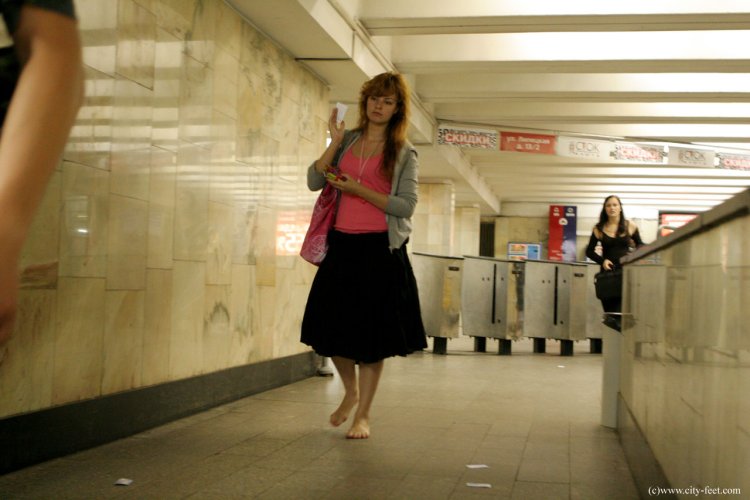 Девушка босиком в метро