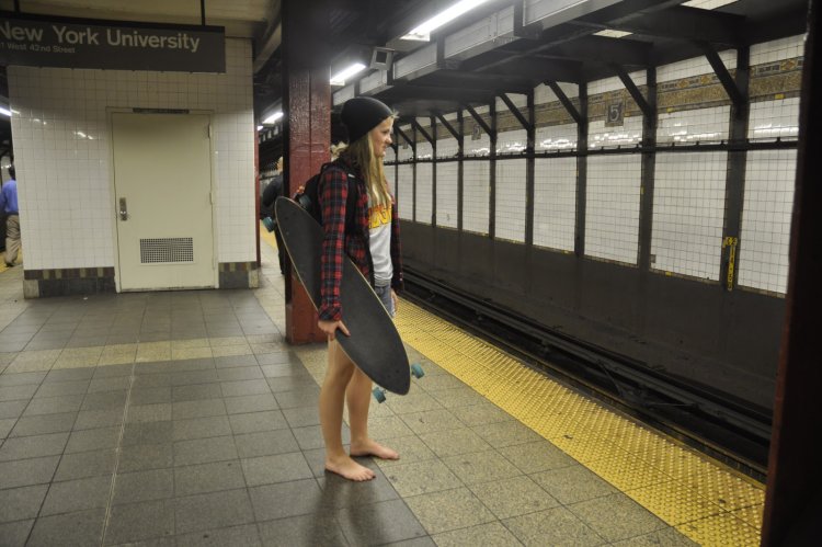 Парень босиком в метро