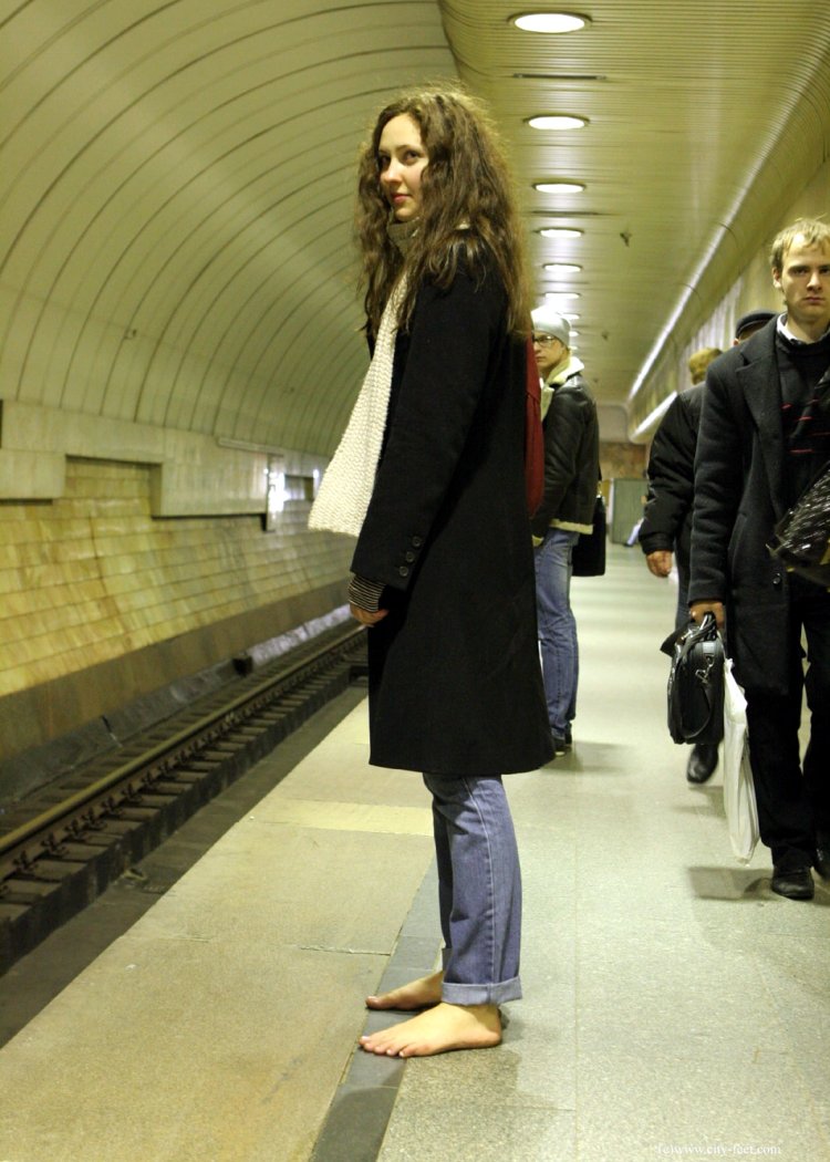 Ольга Гавва босиком в метро