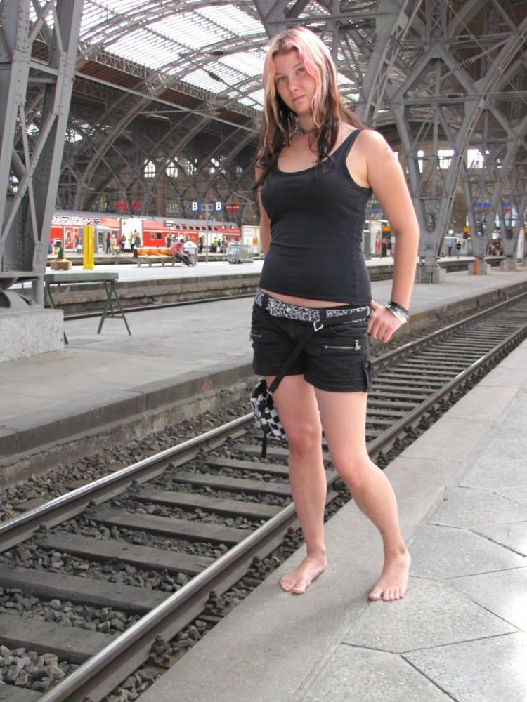 Женщина босиком в метро
