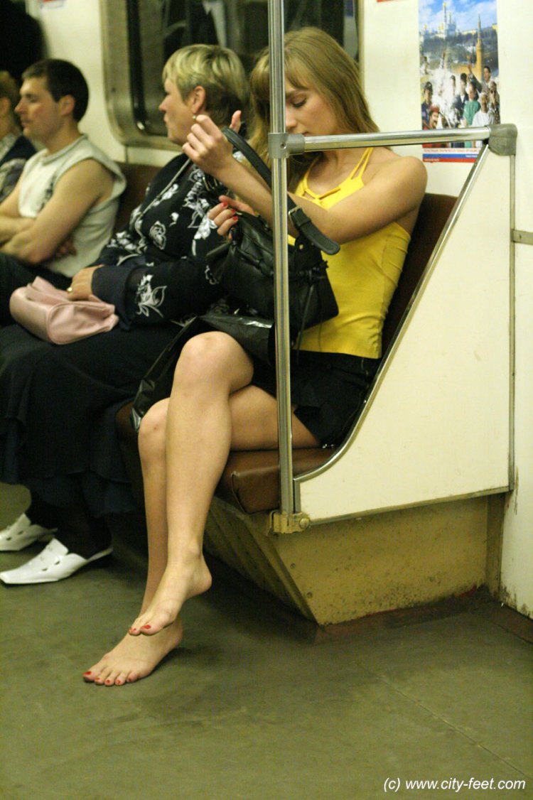 Ноги в метро