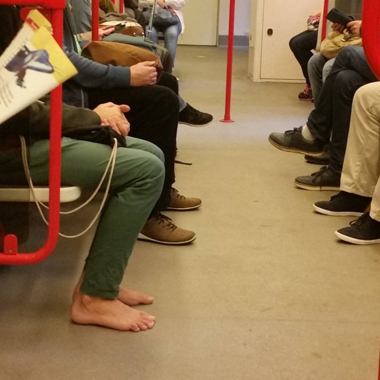 Люди босиком в метро