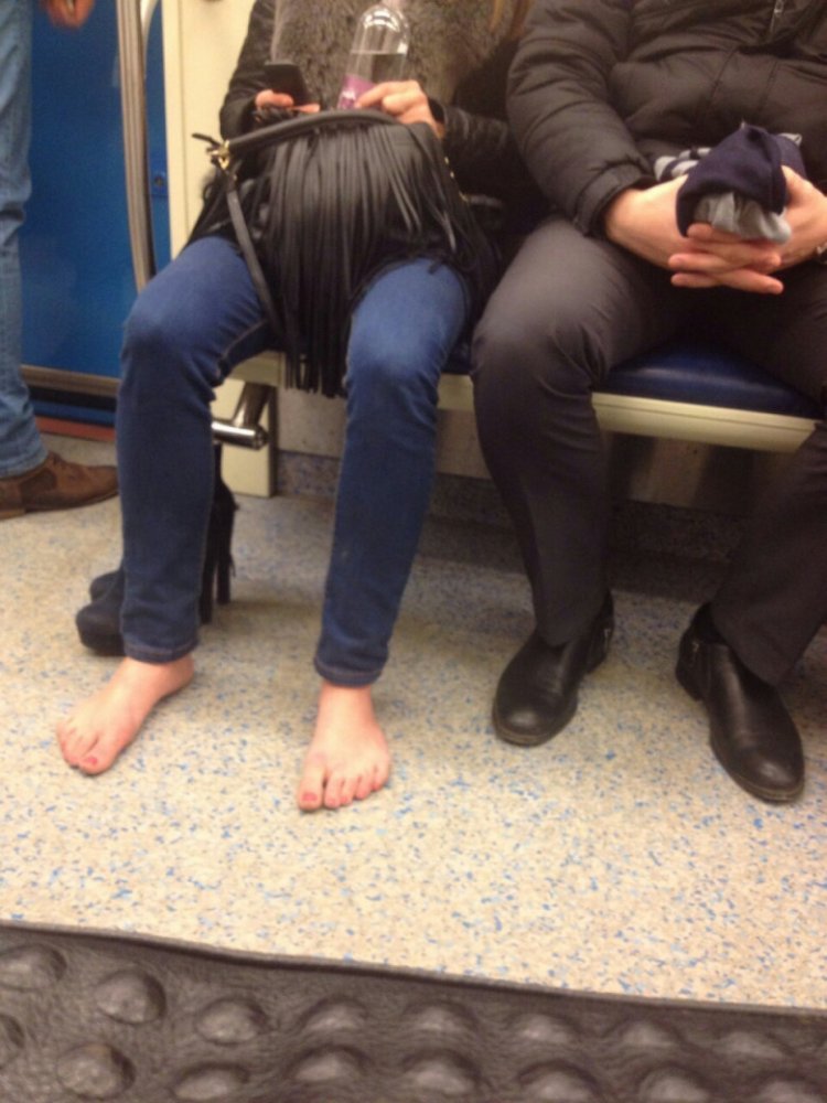 Босой парень в метро