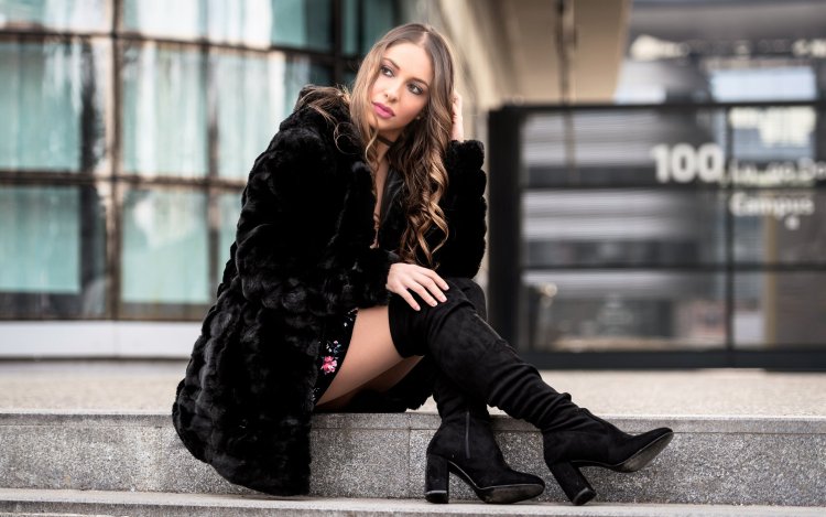 Девушка в шубе и сапогах