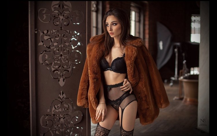 Фотосессия в шубе и белье