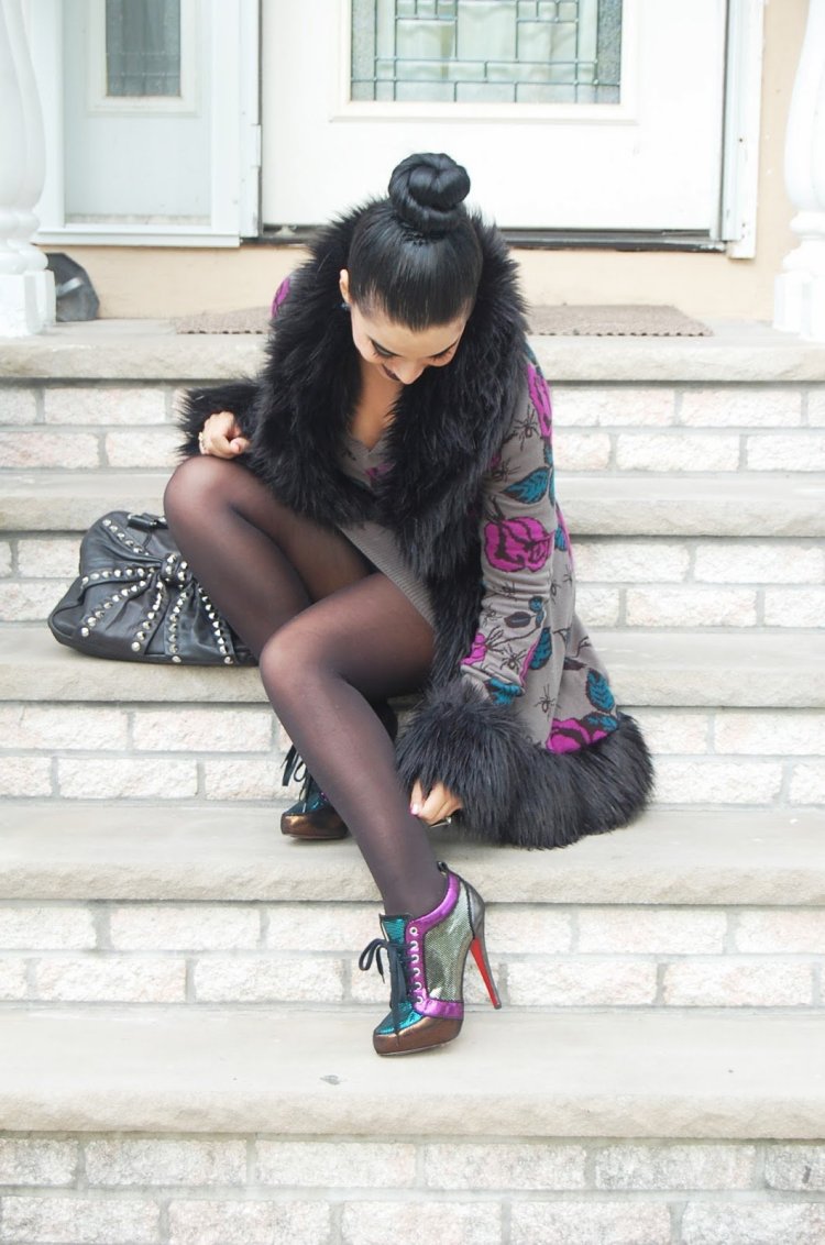 Женщина в шубе и колготках