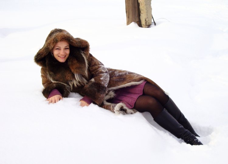 Белла Оелманн в шубке