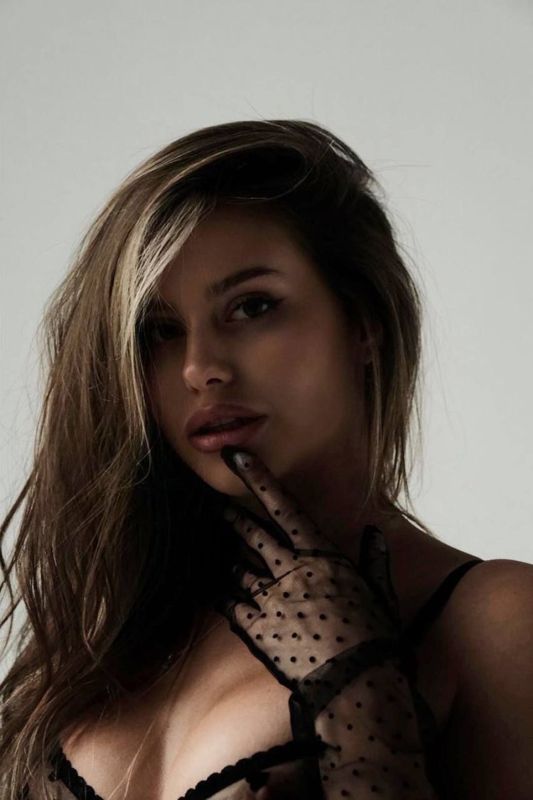 Илона коринец