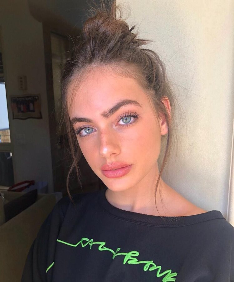 Yael Shelbia без макияжа