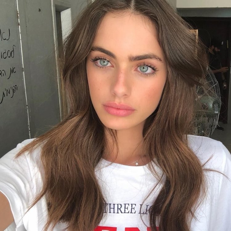 Яэль Шелбиa