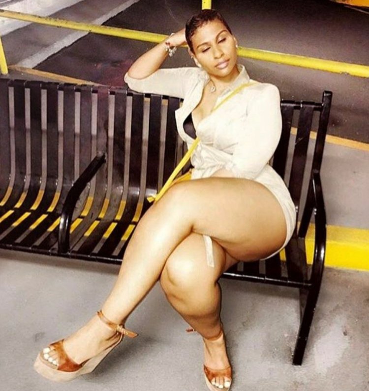 Азиатки с большими ляжками