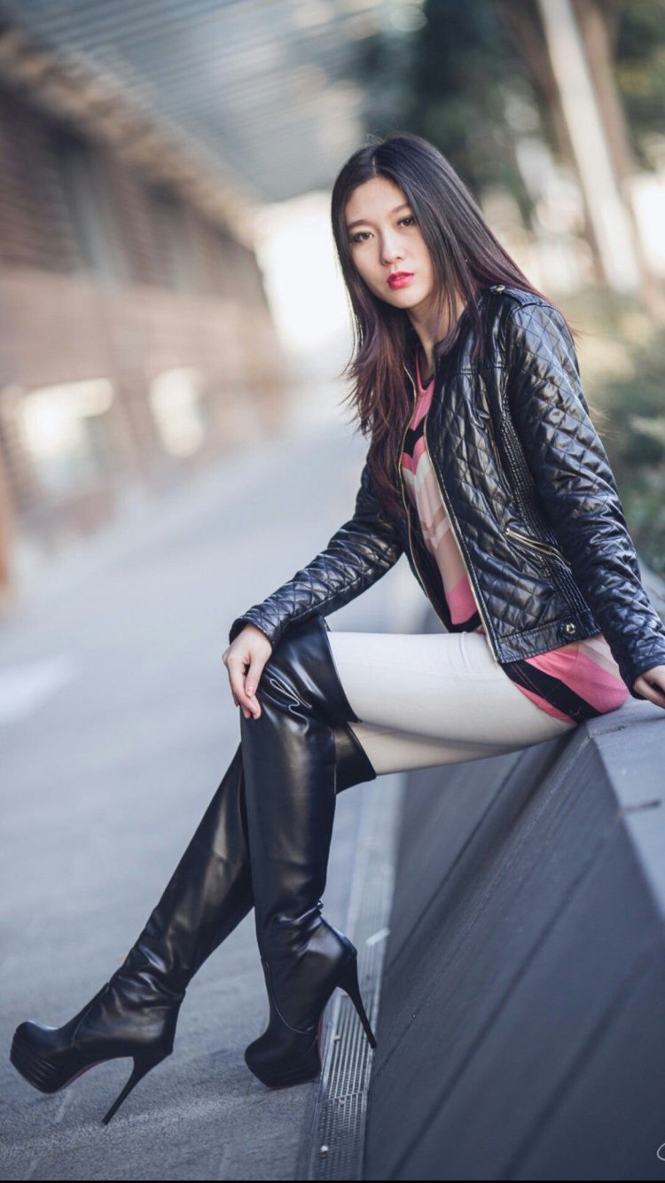 Азиатки в кожаных сапогах