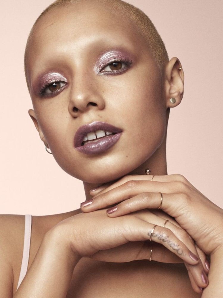 Модель визажист лысая