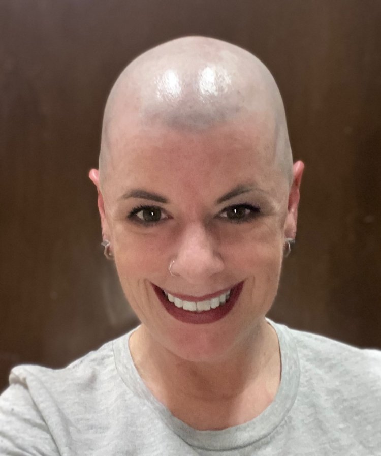 Миа Бойка постриглась налысо