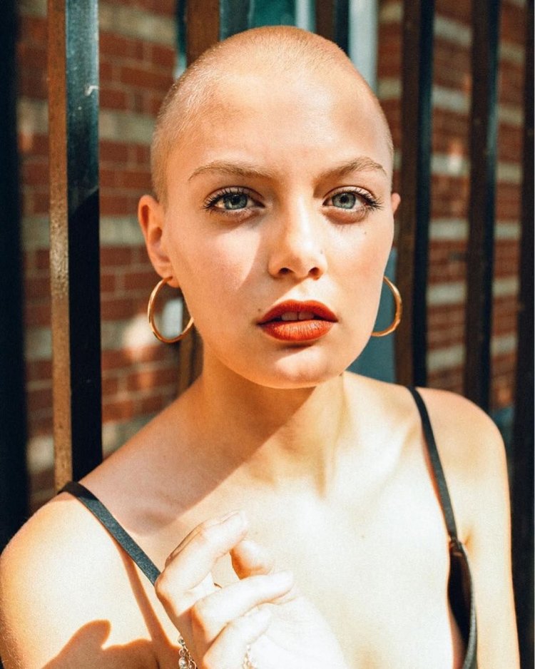 Красивая лысая женщина