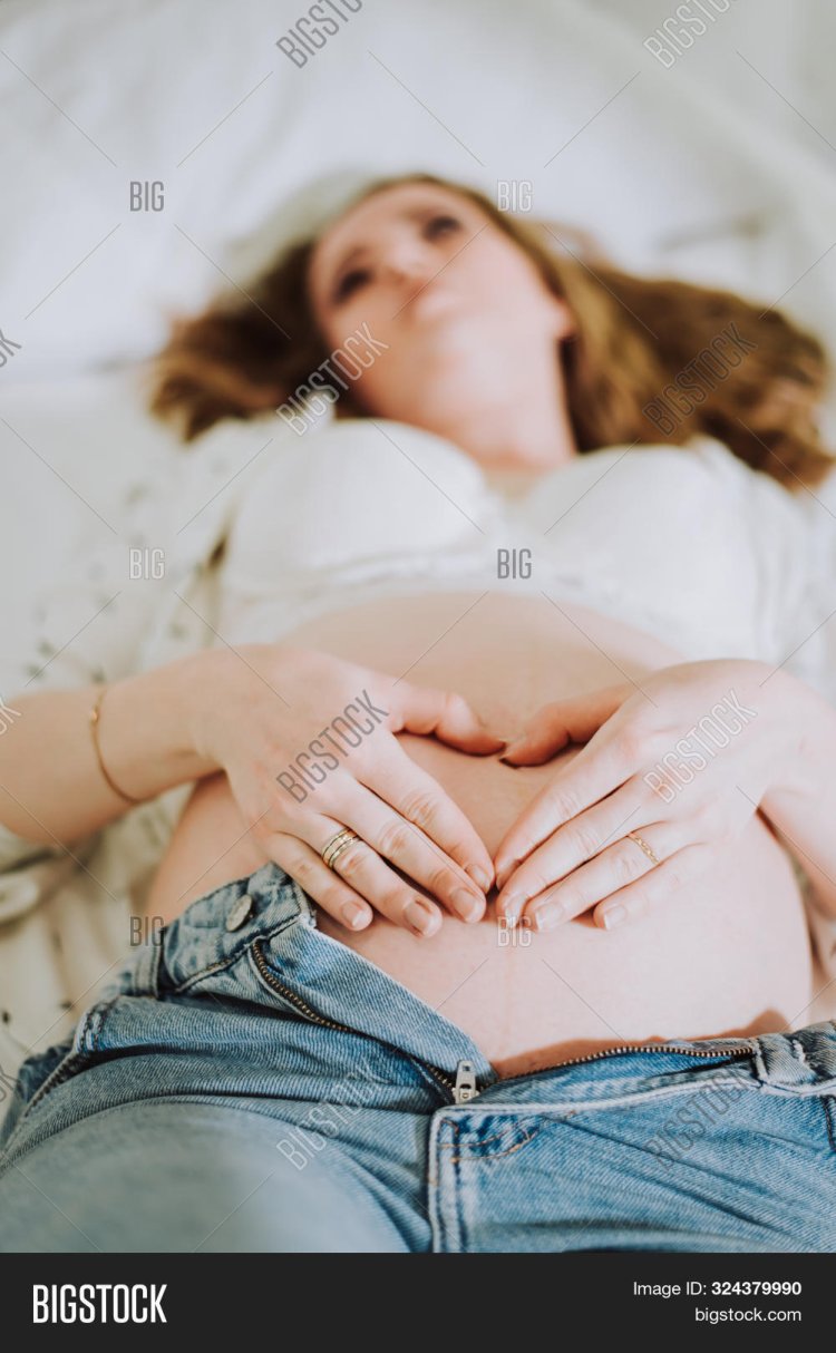 Беременная гладит свой живот