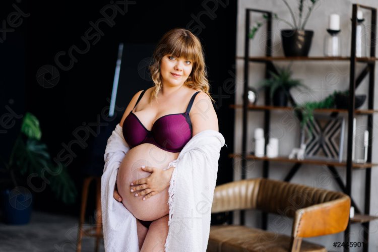 беременные в халатиках гладят живот