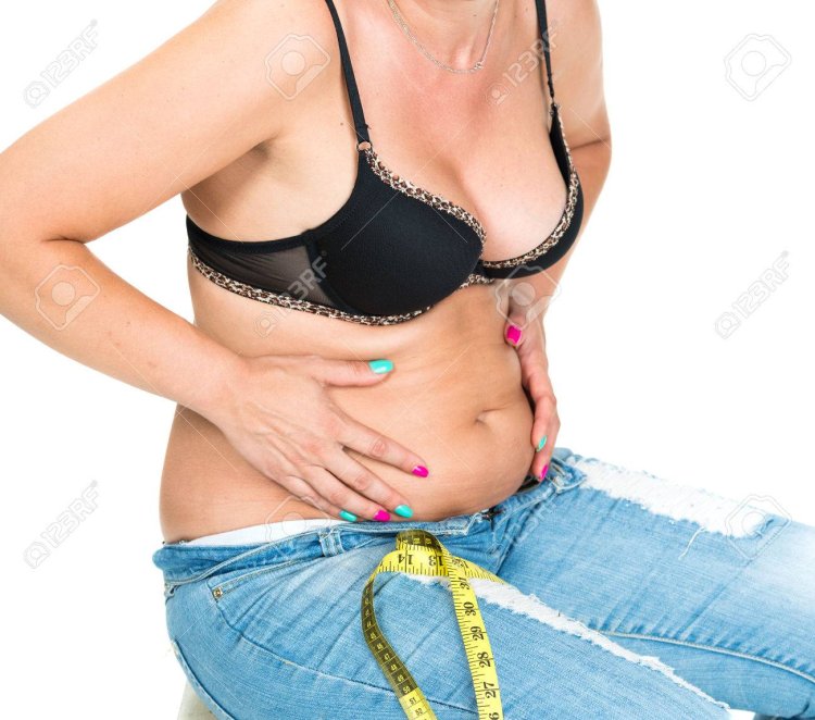 Жирок на животе у женщин в бюстгальтере