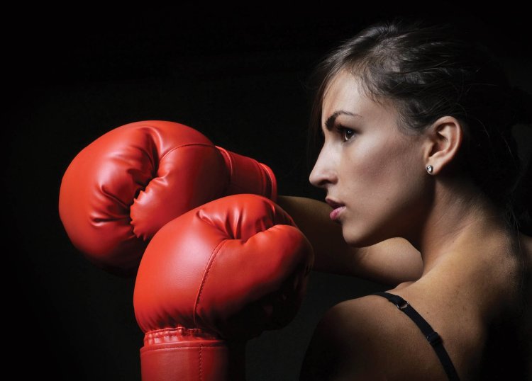 Девушка в боксерских перчатках