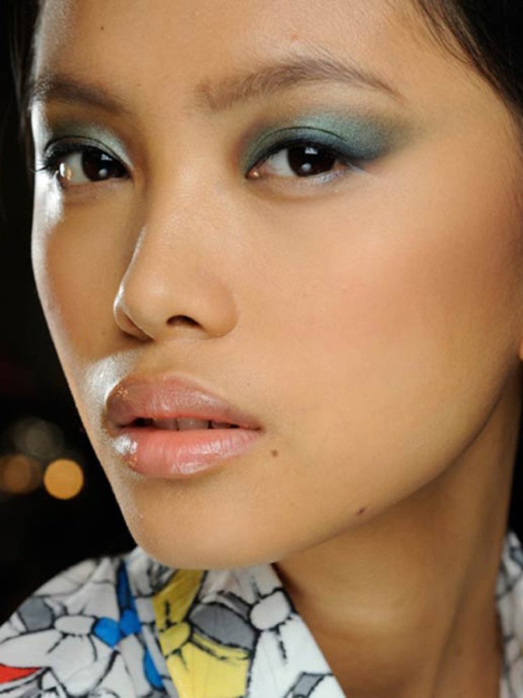 Раскосые азиатские глаза