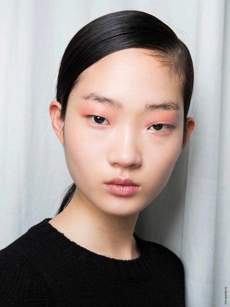 Китаец с узкими глазами