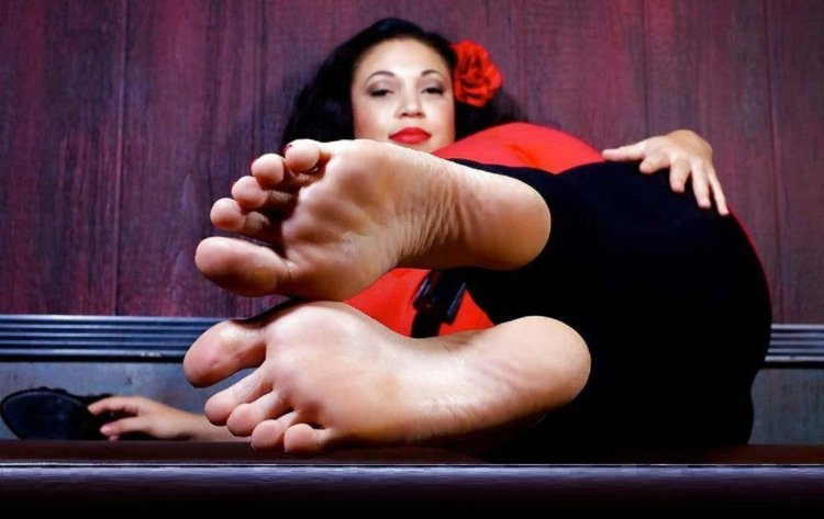 Пятки девушек