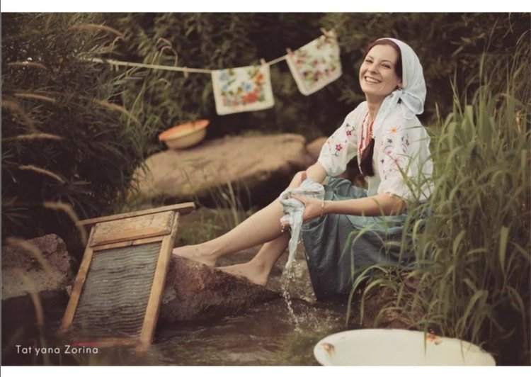 Женщина стирает