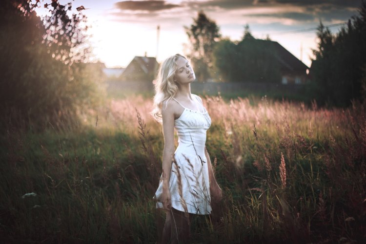 Девушка в сарафане в поле