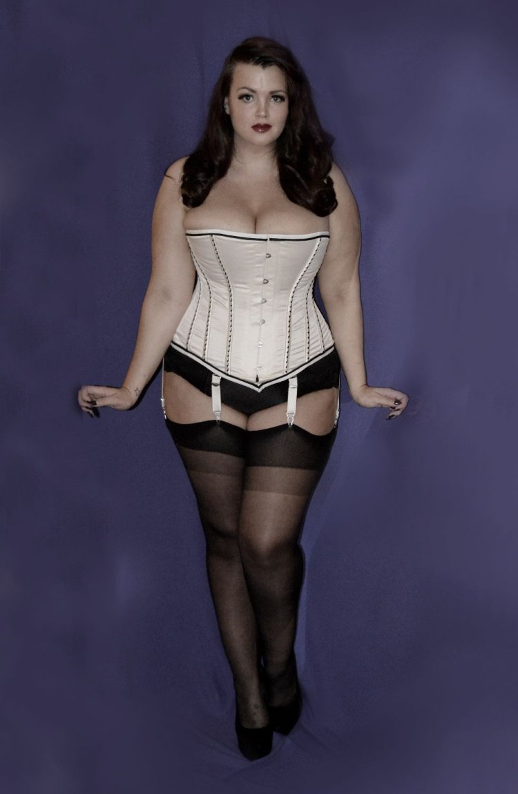 Джорджина Хорн в Нижнем белье