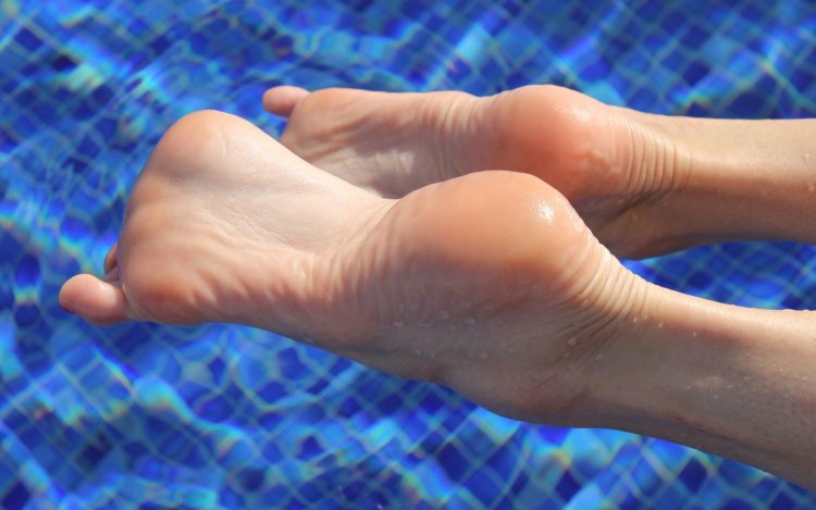 Женские ступни и пятки